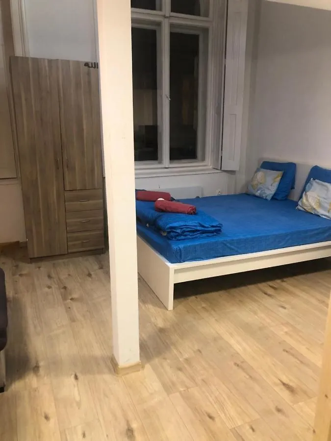 7Dab Rotten 4B3 Contactless Self Check-In Budapest